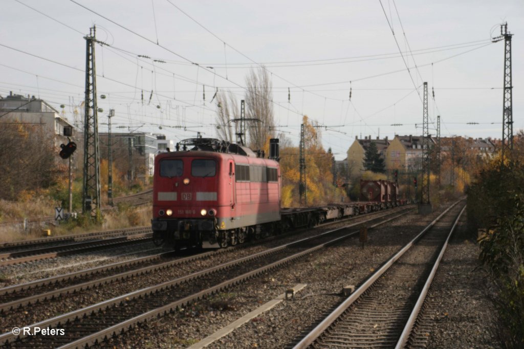 151 166-6 mit einem Containerzug am Heimeranplatz in Mnchen. 04.11.10