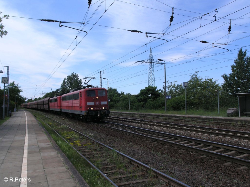 151 167-4 zieht in Doppeltraktion ein Kohlezug durch Saarmund. 24.05.09