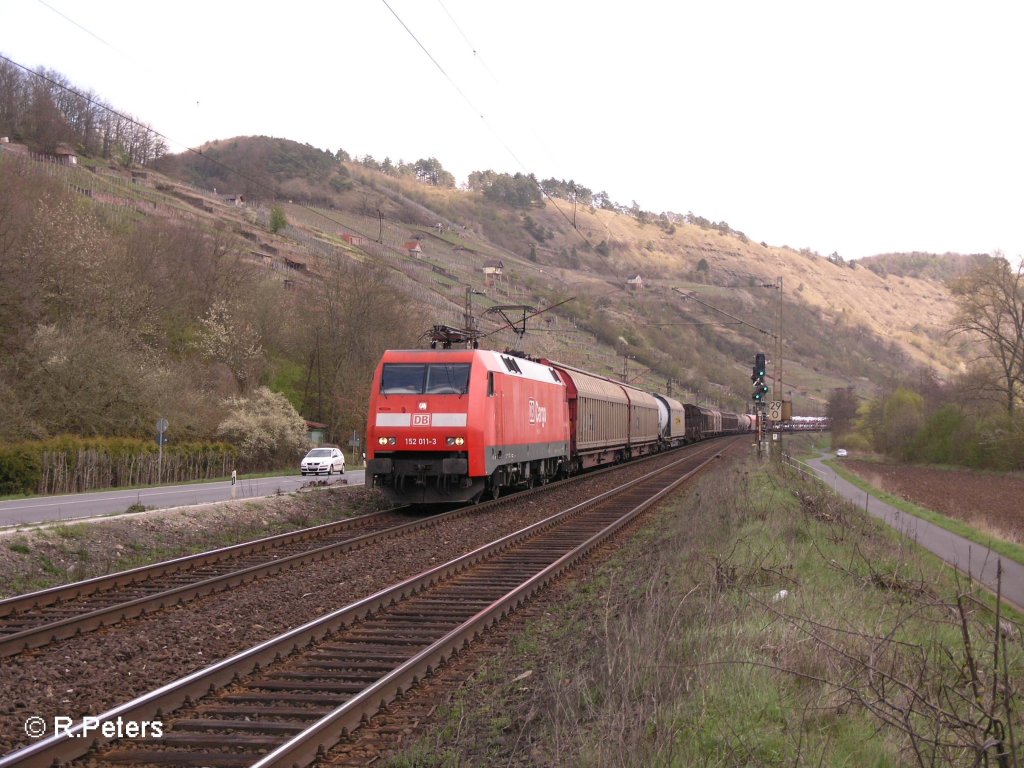 152 011-3 zieht bei Gambach ein gemischten Gterzug. 12.04.08