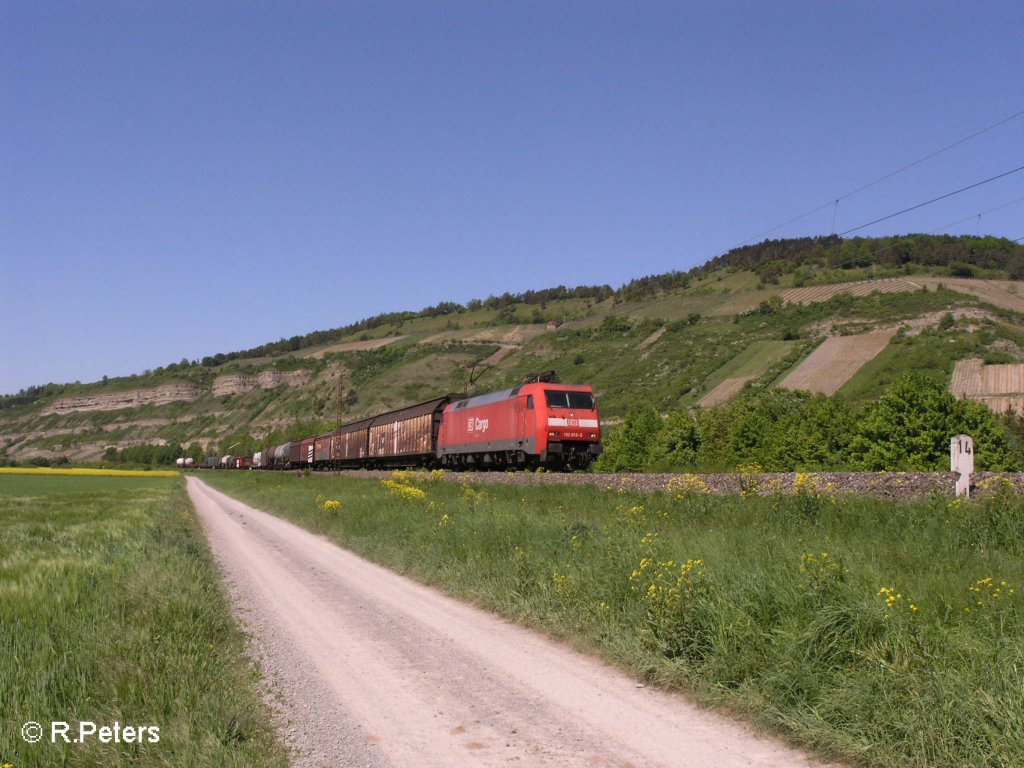 152 013-9 durchfhrt das Maintal mit ein gemischten Gterzug bei Thngersheim. 10.05.08