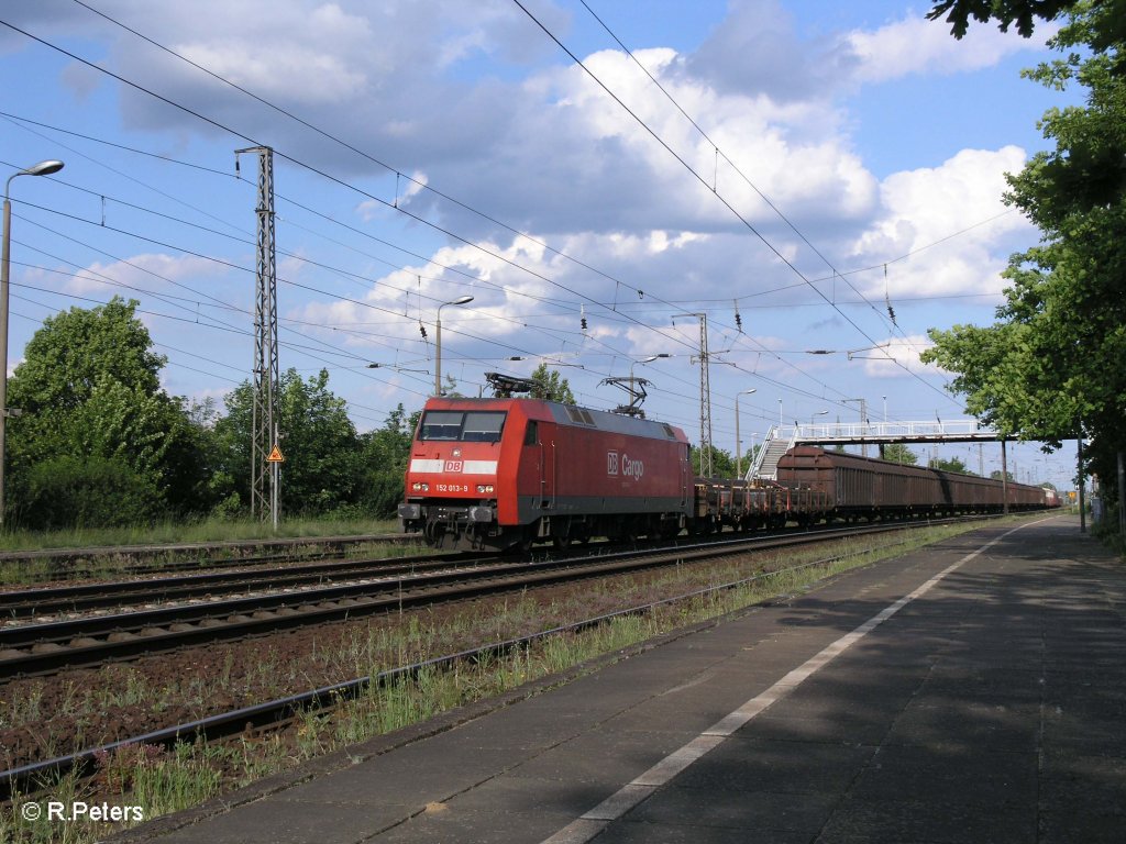 152 013-9 zieht ein gemischten Gterzug durch Saarmund. 24.05.09