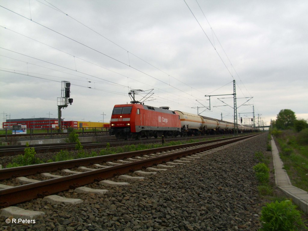 152 015-4 mit einem Gas-Kesselzug bei Schkeuditz. 07.05.10