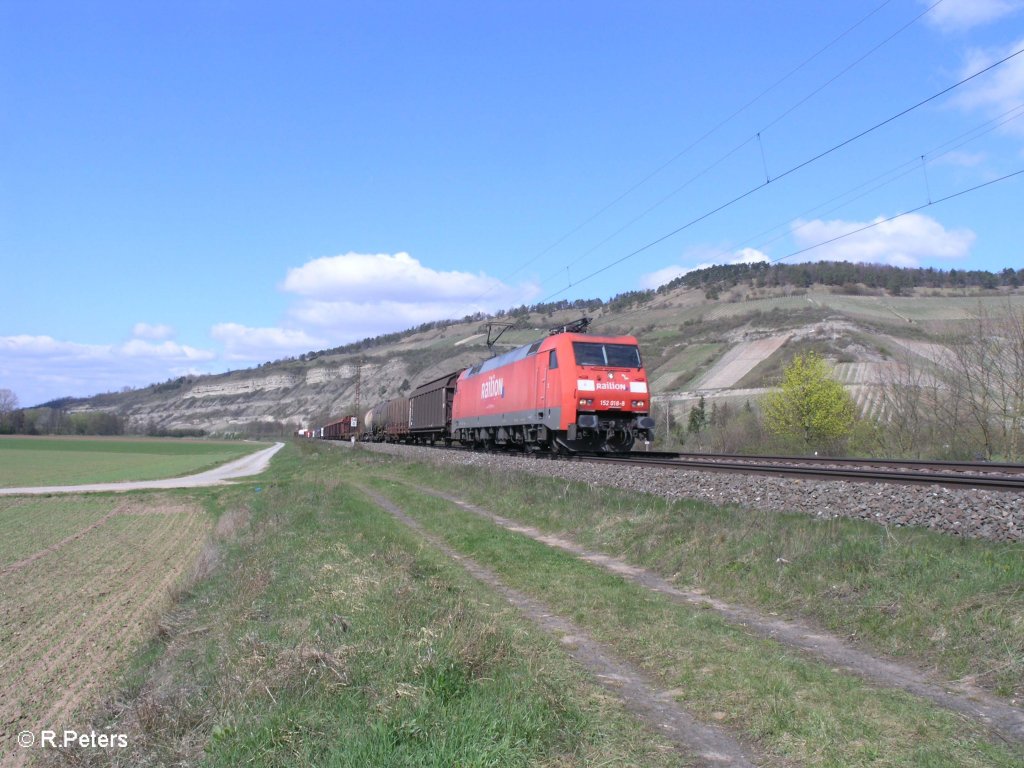 152 018-8 zieht ein gemischten Gterzug durchs Maintal bei Thngersheim. 10.04.10