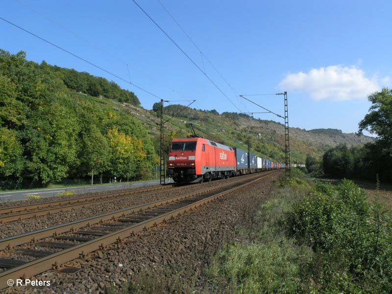 152 022-0 zieht ein Containerzug durch Gambach.27.09.08