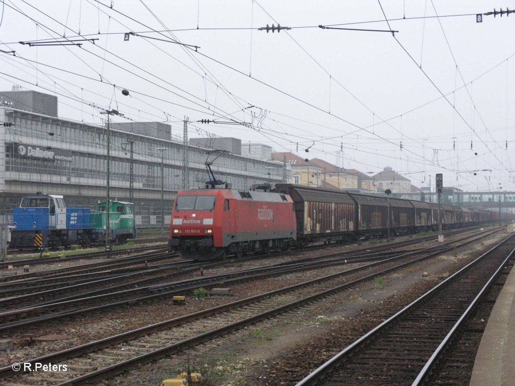 152 055-0 durchfhrt Regensburg HBF mit einen gedeckten Gterzug. 01.05.09