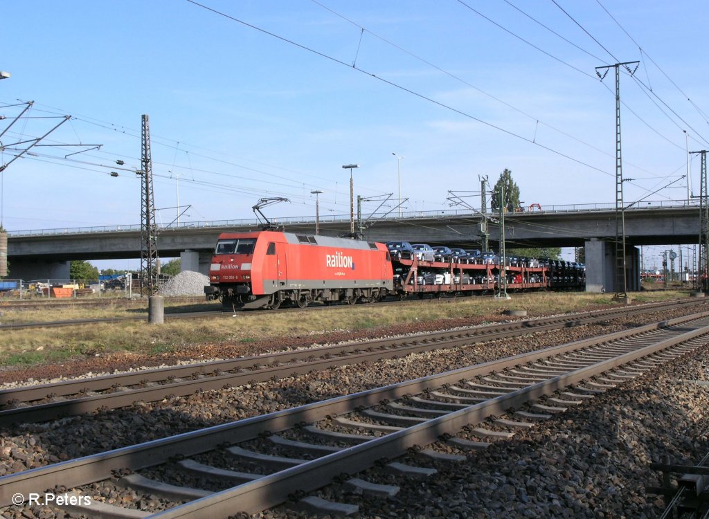 152 056-8 verlsst Regensburg Ost mit ein BMW-Zug. 09.09.09