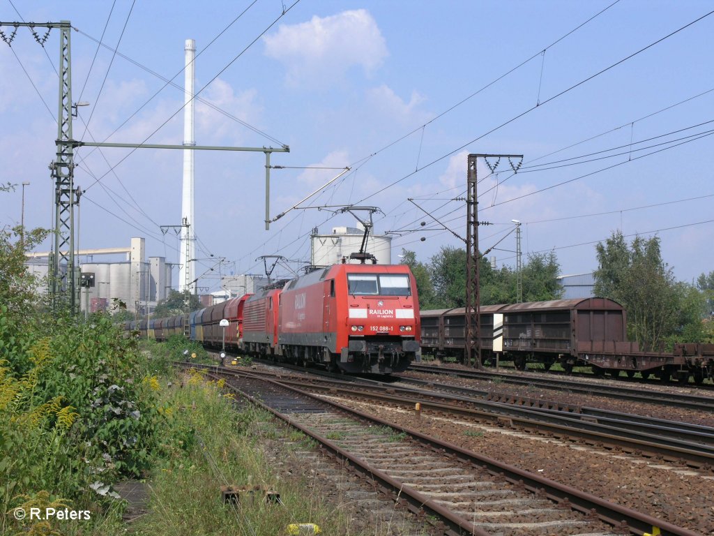 152 066-7 zieht ein gedeckten Gterzug durch Regensburg Ost. 27.08.09
