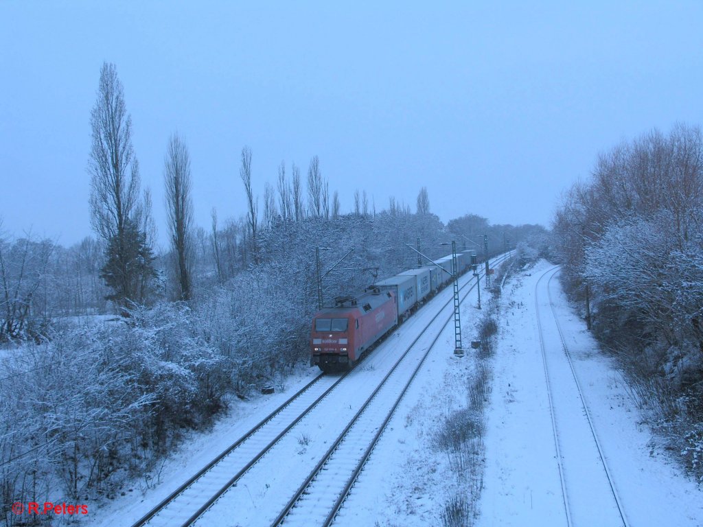 152 070-9 erreicht Schkeuditz mit ein fast leeren Containerzug. 23.12.09