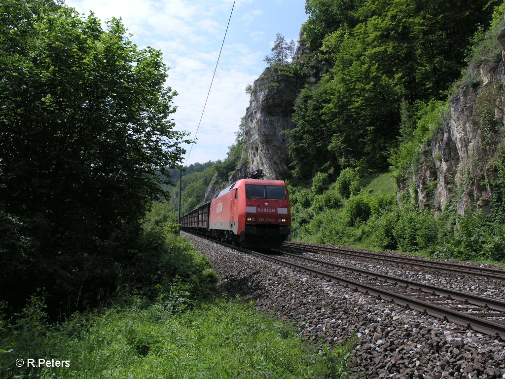 152 075-8 mit einem gedecktem Gterzug bei Matting. 29.05.10