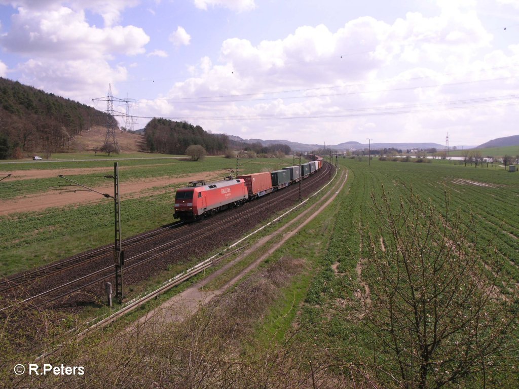 152 121-0 zieht bei Harbach ein Containerzug. 12.04.08