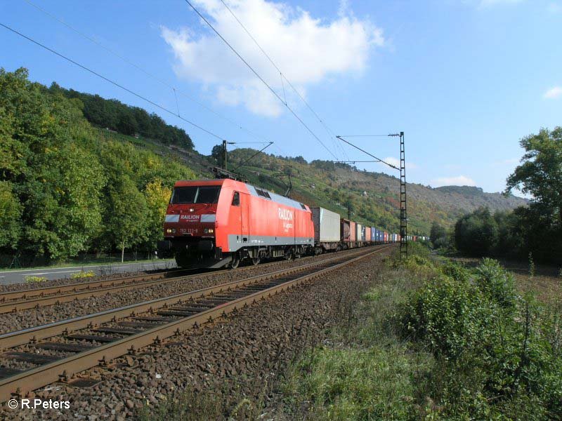 152 122-8 zieht ein Containerzug durch Gambach.27.09.08