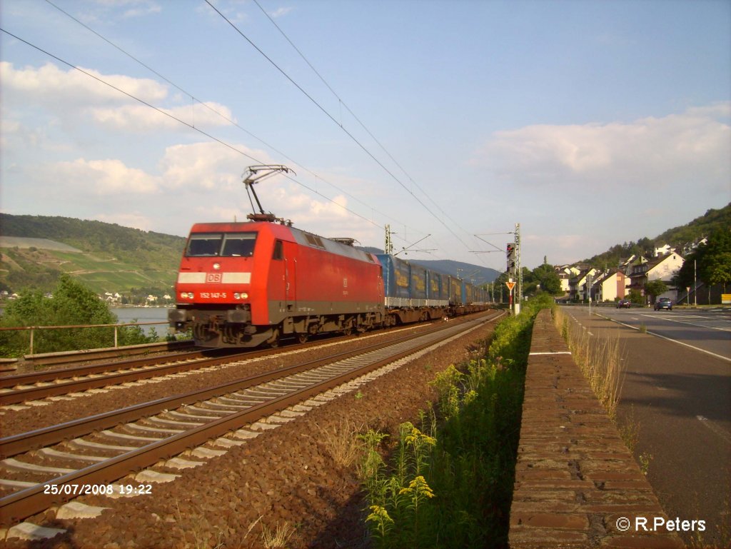 152 147-5 zieht bei Rheindiebach den LKW-walter. 25.07.08