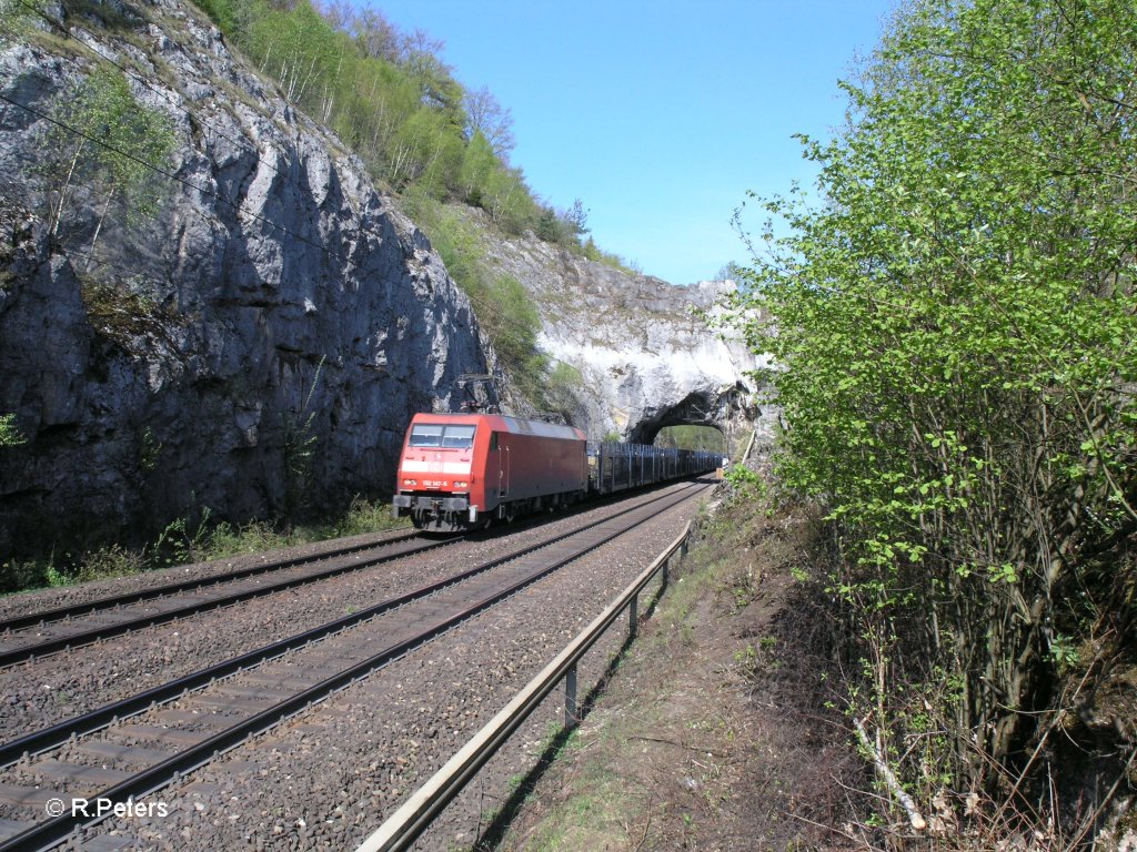 152 147-5 zieht ein leeren Autotransportzug durchs Felsentor. 29.04.10