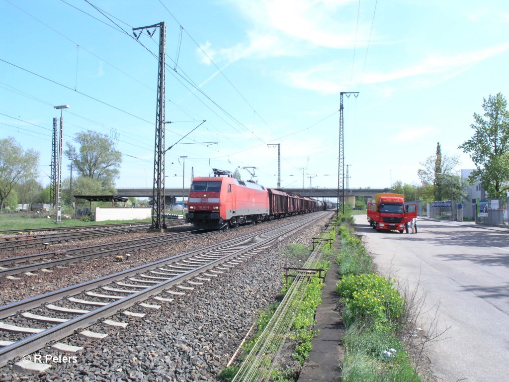 152 147-5 zieht mit einem gemischten Gterzug an Regensburg Ost vorbei. 29.04.10