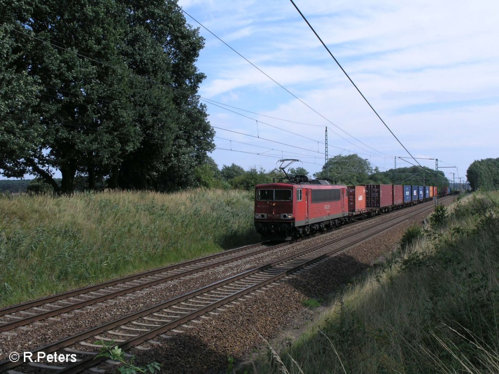 155 043-3 zieht bei Jacobsdorf(Mark) ein Containerzug von der Oderbrcke. 19.08.08