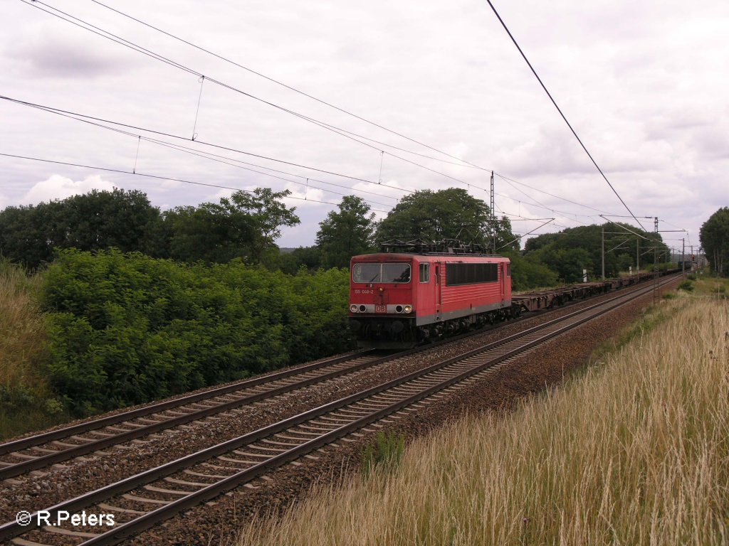 155 048-2 zieht ein leeren Containerzug bei Jacobsdorf(Markt). 17.07.08