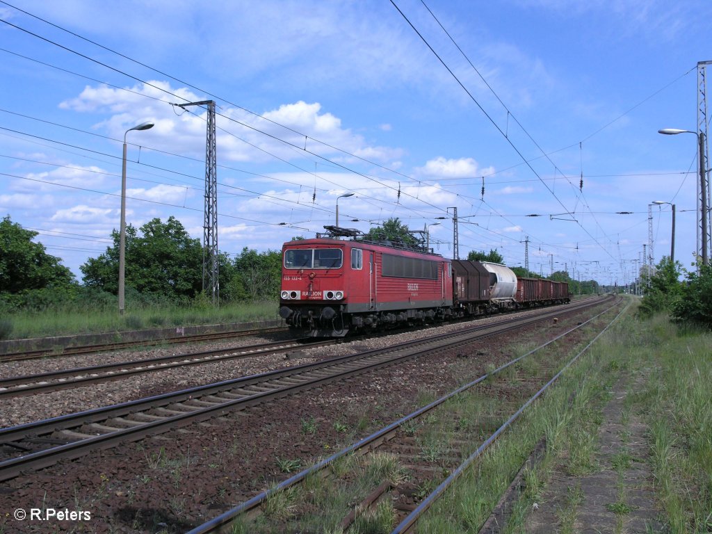 155 132-4 zieht ein kurzen gemischten Gterzug durch Saarmund. 24.05.09