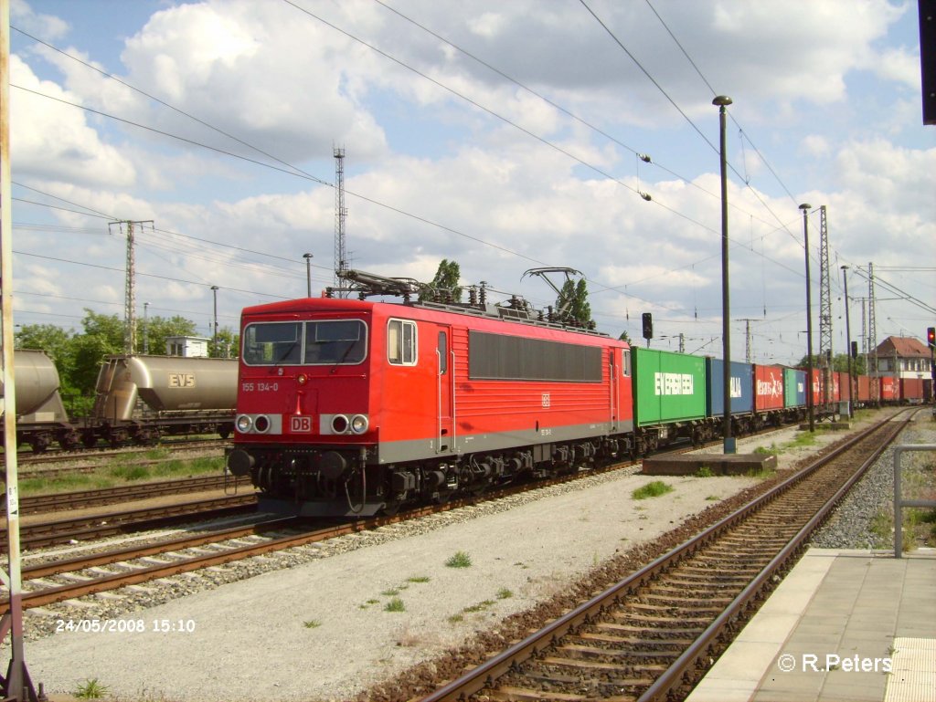 155 134-0 kommt in Frankfurt/Oder mit ein Containerzug durchgefahren. 24.05.08