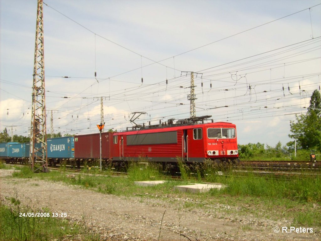 155 134-0 verlsst Frankfurt/Oder mit ein Containerzug zur Oderbrcke. 24.05.08