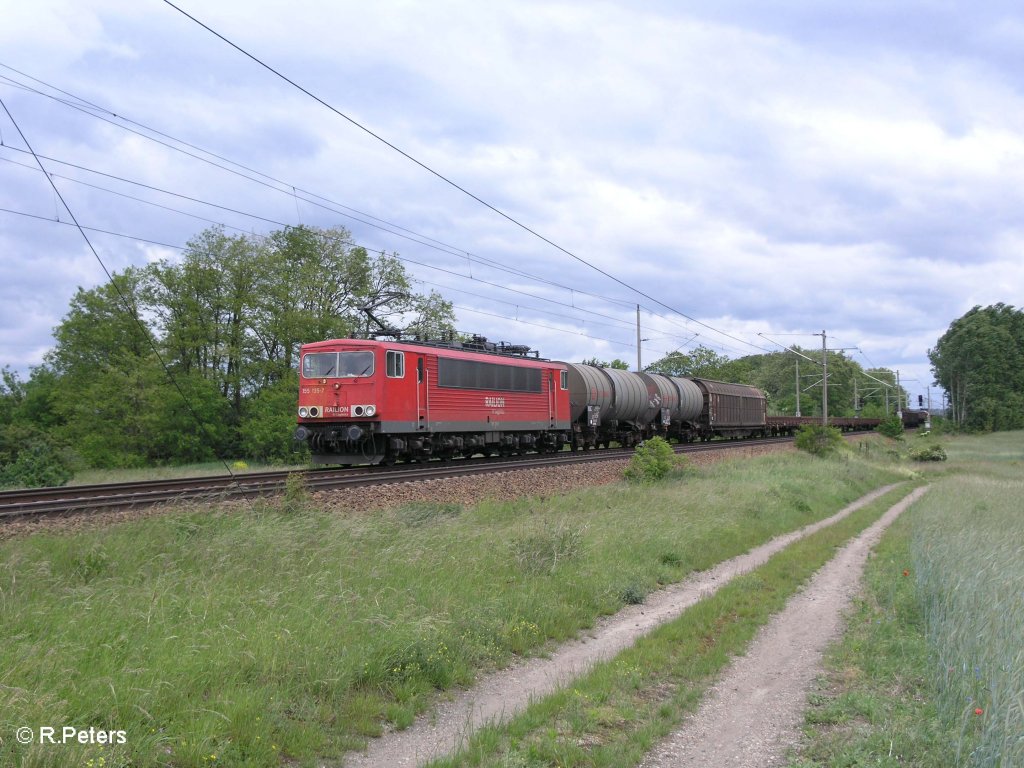 155 135-7 zieht kurz vor Jacobsdorf(Mark) ein gemischten Gterzug. 29.05.09