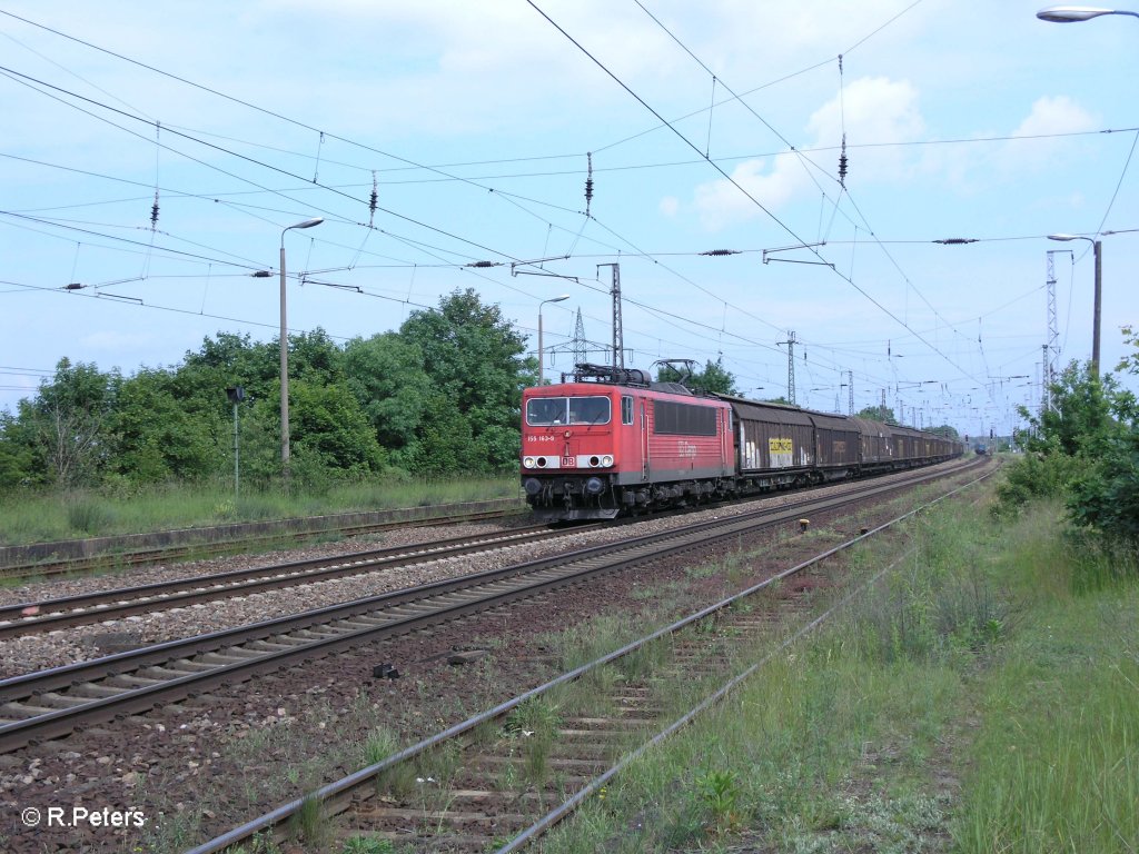 155 163-9 zieht ein gedeckten Gterzug durch Saarmund. 01.06.09