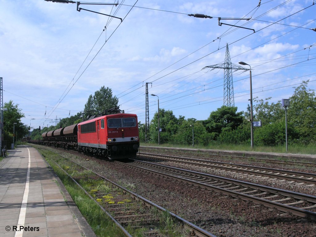 155 257-9 zieht ein gemischten Gterzug durch Saarmund. 24.05.09