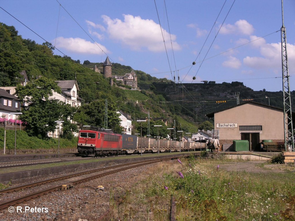 155 272-8 durchfhrt Bacharach mit einen Containerzug. 24.07.08