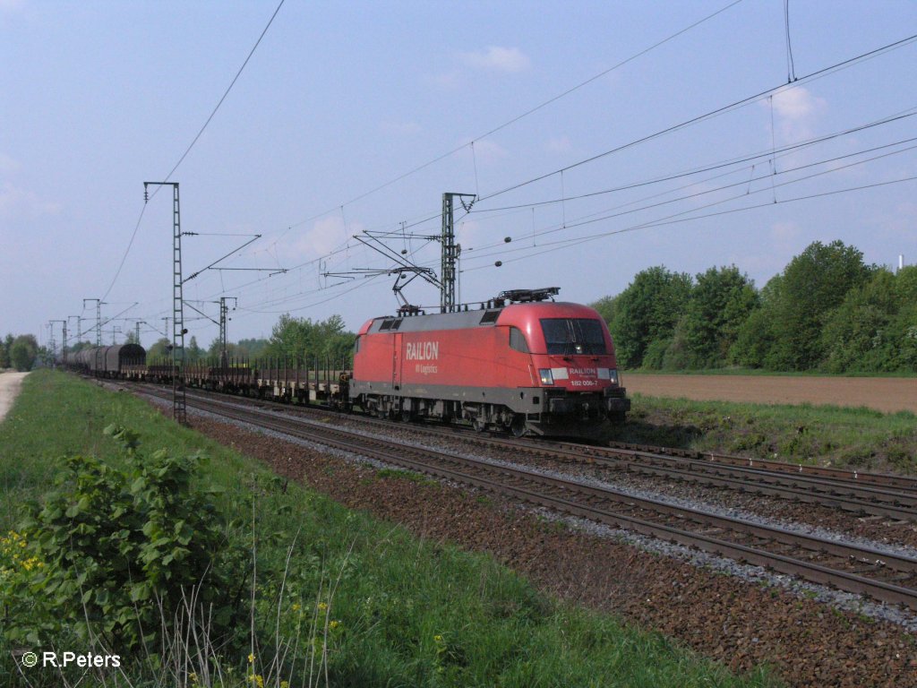 182 006-7 geht in Obertraubling mit ein gemischten Gterzug in die berholung. 01.05.09