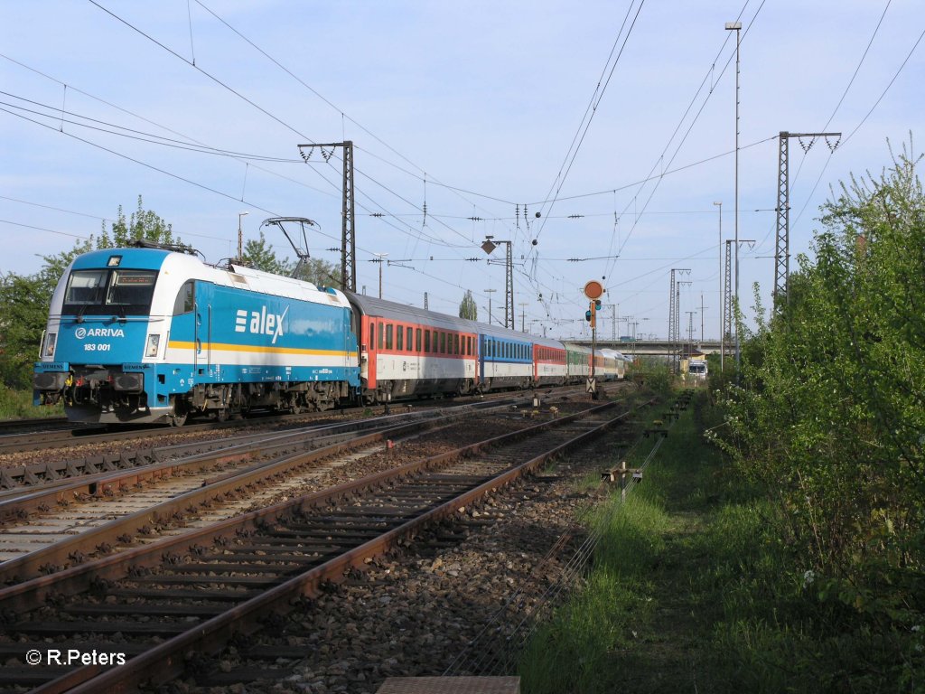 185 001 fhrt in Regensburg mit dem ALX357/87014 ein. 29.04.10