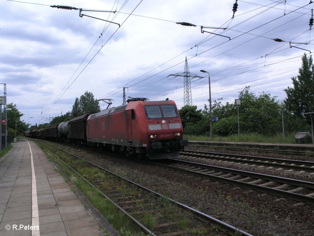 185 019-7 zieht ein gemischten Gterzug durch Saarmund. 06.06.09