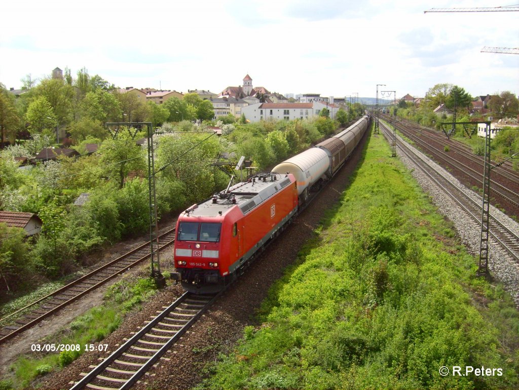 185 042-9 durchfhrt Regensburg mit ein gemischten Gterzug. 03.05.08