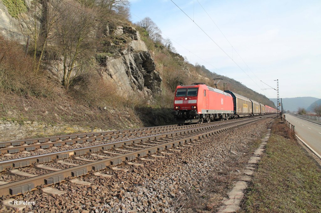 185 043-7 mit gedecktem Gterzug bei Kaub. 06.03.13