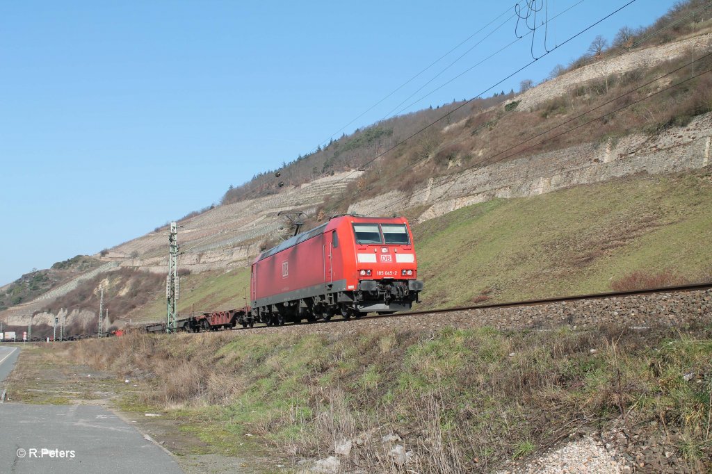 185 045-2 zieht ein Sattelauflieger bei der Blockstelle Bodental sdwrts. 05.03.13