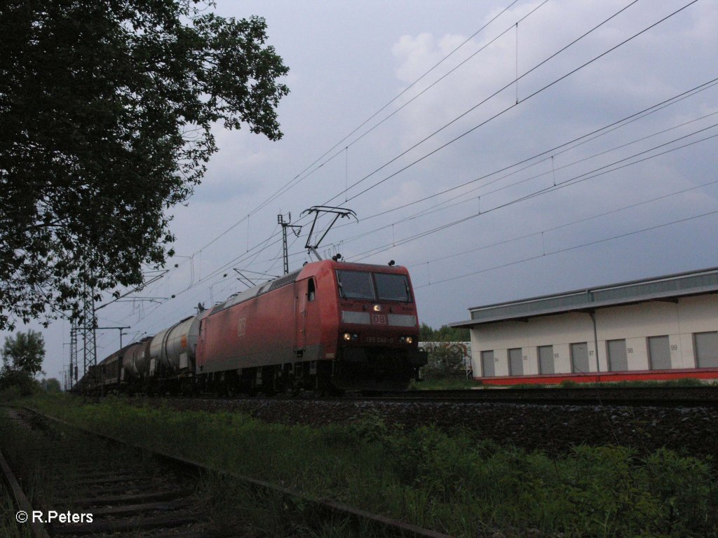 185 046-0 zieht bei Obertraubling ein gemsichten Gterzug. 01.05.09