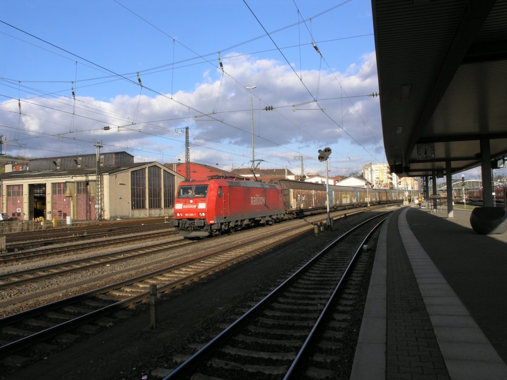 185 055 erreicht Wrzburg mit einem Audi-zug. 10.04.10