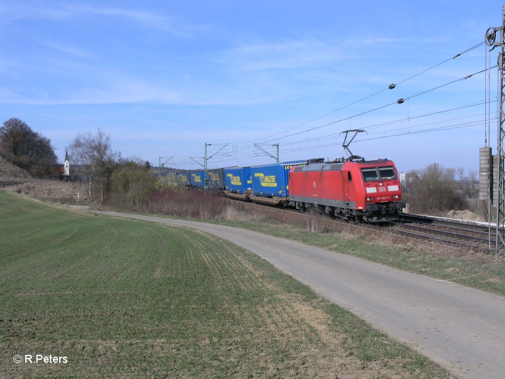 185 062-7 mit LKW-Walter bei Fahlenbach nach Mnchen. 24.03.11