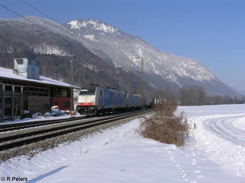 185 102 und eine Schwester Maschine ziehen ein Intermodalzug bei Niederaudorf in Richtung Kufstein. 16.02.10