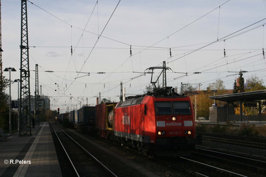 185 118-7 mit LKW-Walter am Heimeranplatz in Mnchen. 04.11.10