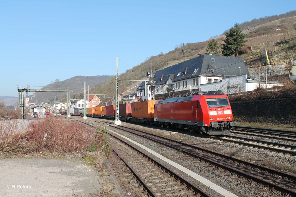 185 165-8 durchfhrt Lorch am Rhein mit einem Containerzug. 05.03.13