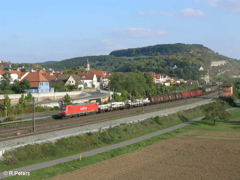 185 174-0 zieht ein Gemichten Gterzug durch Retzbach-Zellingen.27.09.08