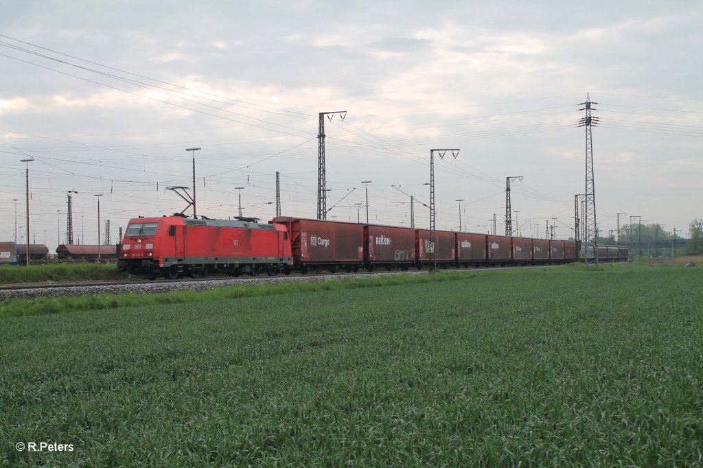 185 204-5 mit einem Gedeckten Gterzug bei Regensburg Ost 09.05.13