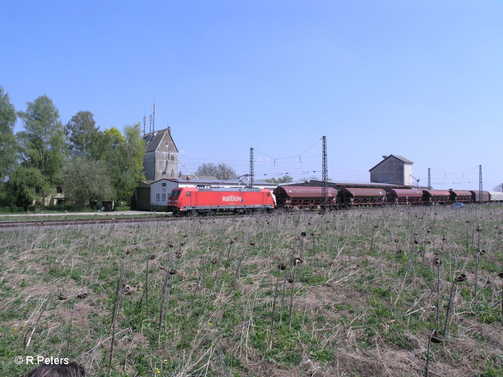 185 217-7 mit gemischten in Richtung Regensburg bei Moosham. 21.04.11