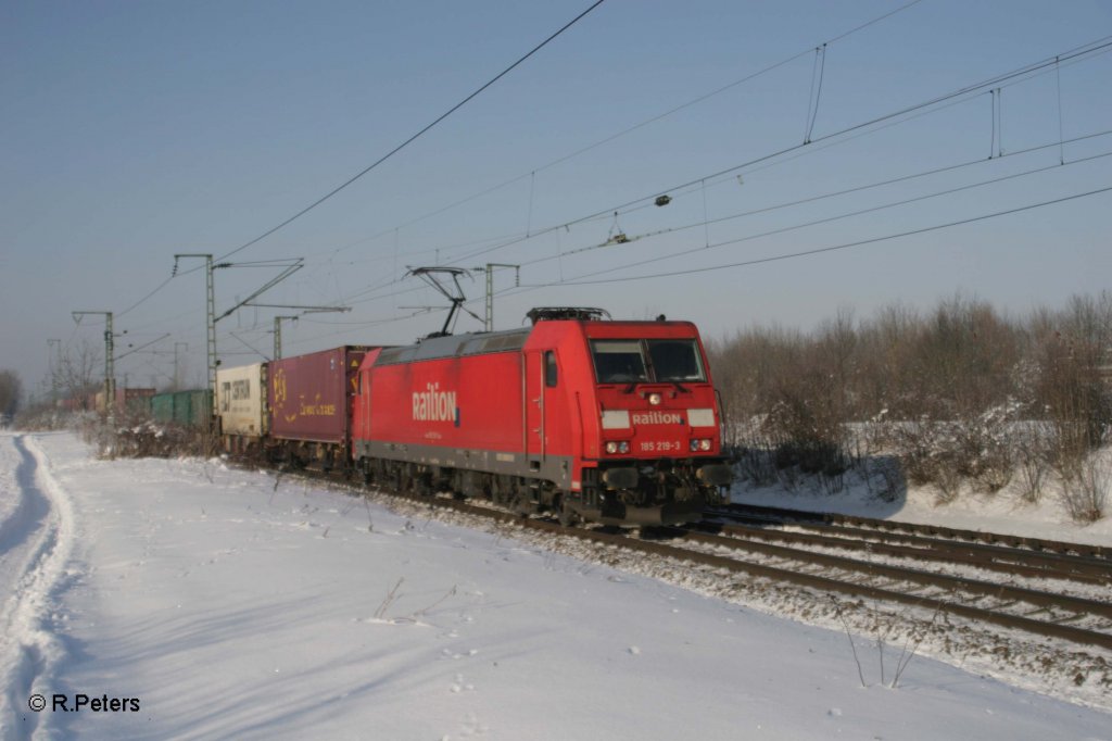 185 219-3 mit Containerzug bei Obertraubling. 30.12.10