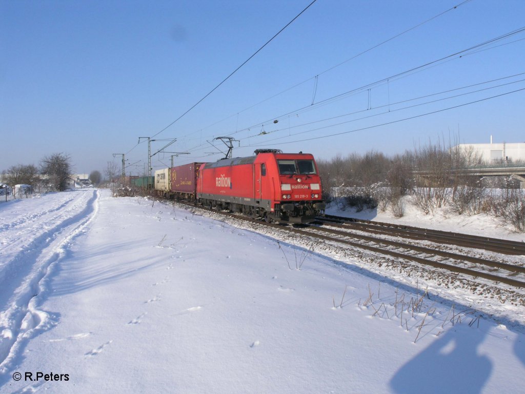 185 219-3 mit einem Containerzug bei Obertraubling. 30.12.10