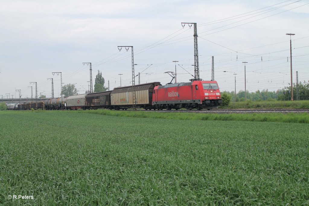 185 233-4 mit ein gemischten Gterzug nach Passau bei Regensburg Ost. 09.05.13