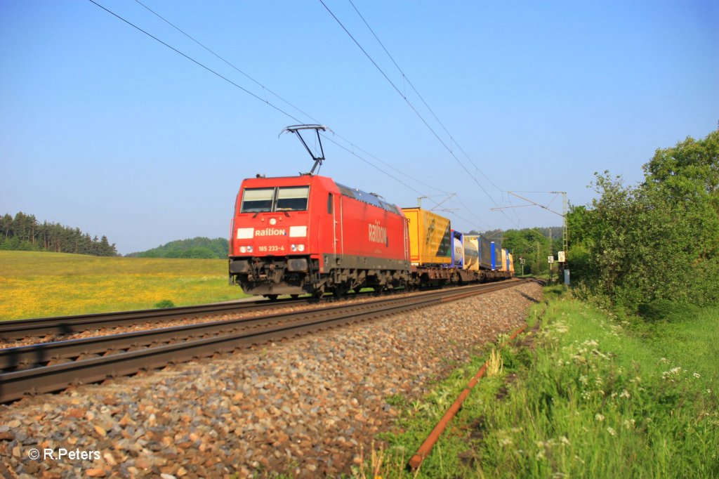 185 233-4 mit Wechselpritschenzug bei Plling. 13.05.11