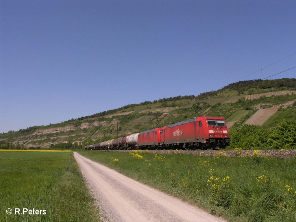 185 235-9 und 314 ziehen ein Kesselzug durchs Maintal bei Thngersheim.10.05.08