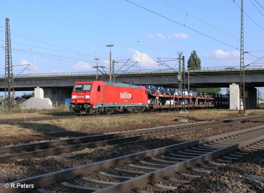 185 235-9 verlsst Regensburg Ost mit ein BMW-Autozug. 27.08.09