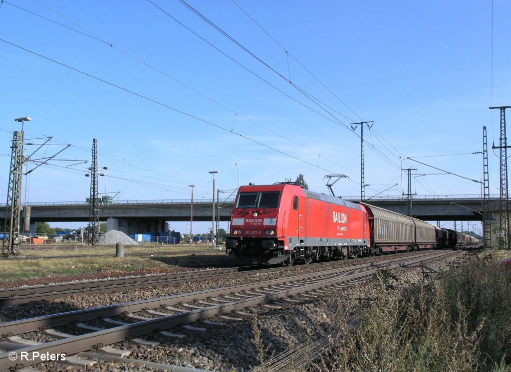 185 257-3 zieht ein gemischten Gterzug an Regensburg Ost. 09.09.09