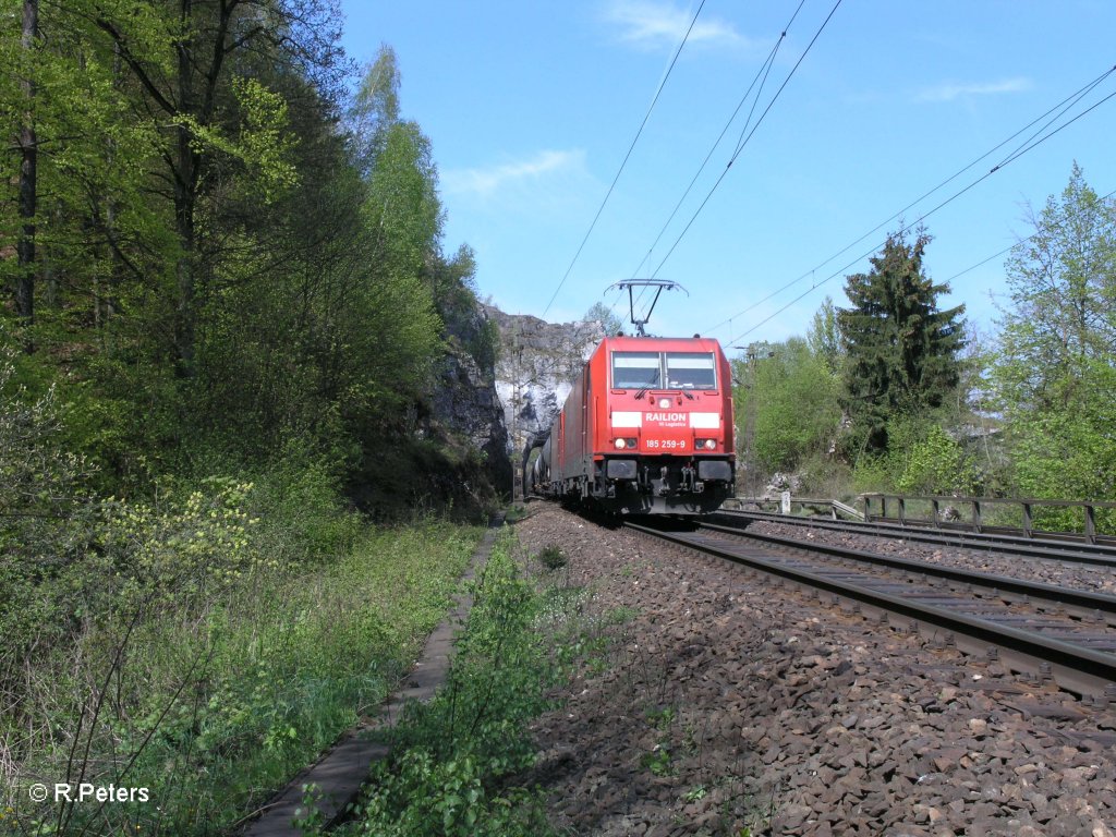 185 259-9 zieht in Doppeltraktion einen gemischten Gterzug. 29.04.10